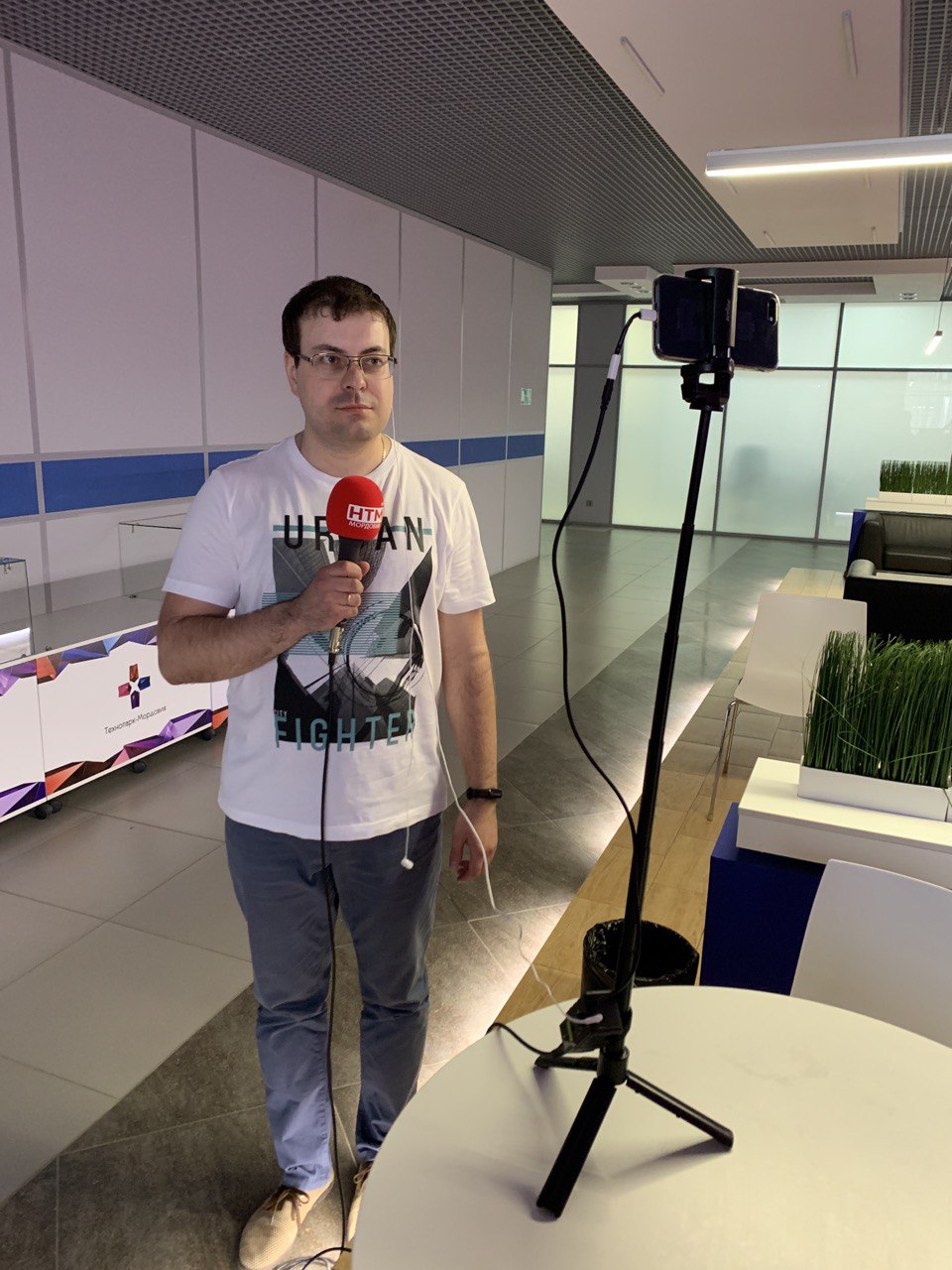 Mobile journalism TV station with SMS